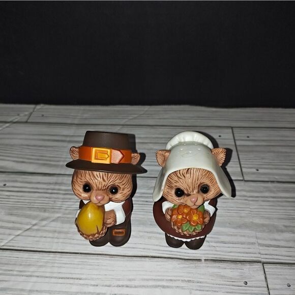 Vintage Hallmark Cards Thanksgiving Pilgrim Chipmunks Salt And Pepper Shakers - Picture 1 of 8